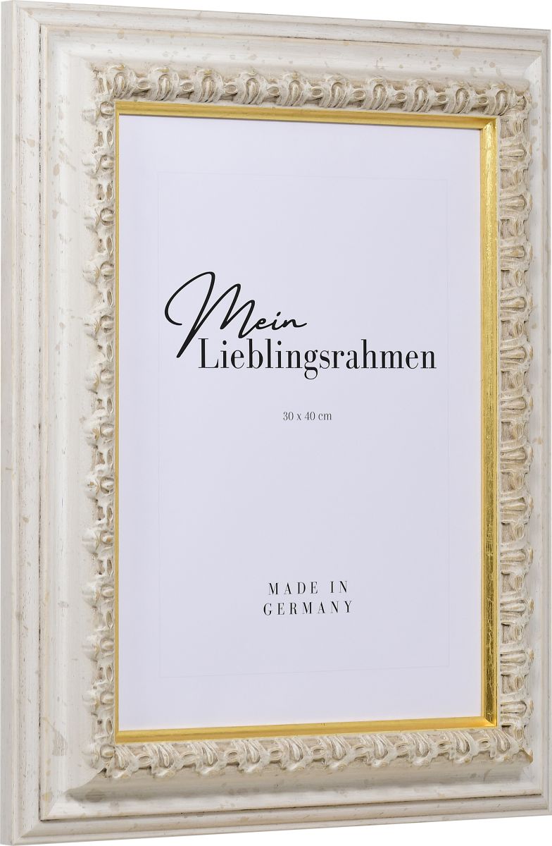 Vue latérale d'un cadre photo en bois blanc, fait main, avec une moulure baroque et un charme royal pour ton intérieur.