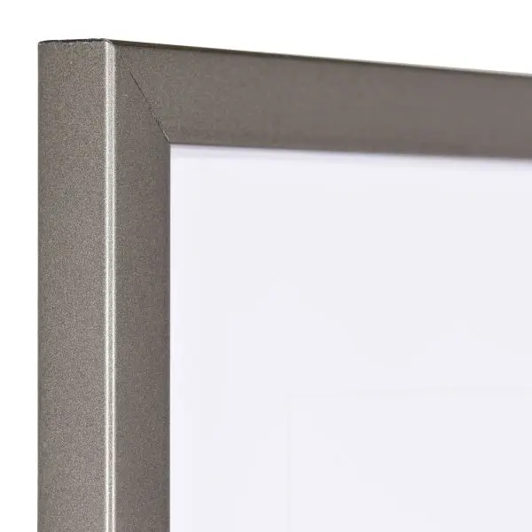 Découvre l'angle d'un cadre photo en bois étroit, laqué platine, avec sa structure bois visible et sa surface lisse.