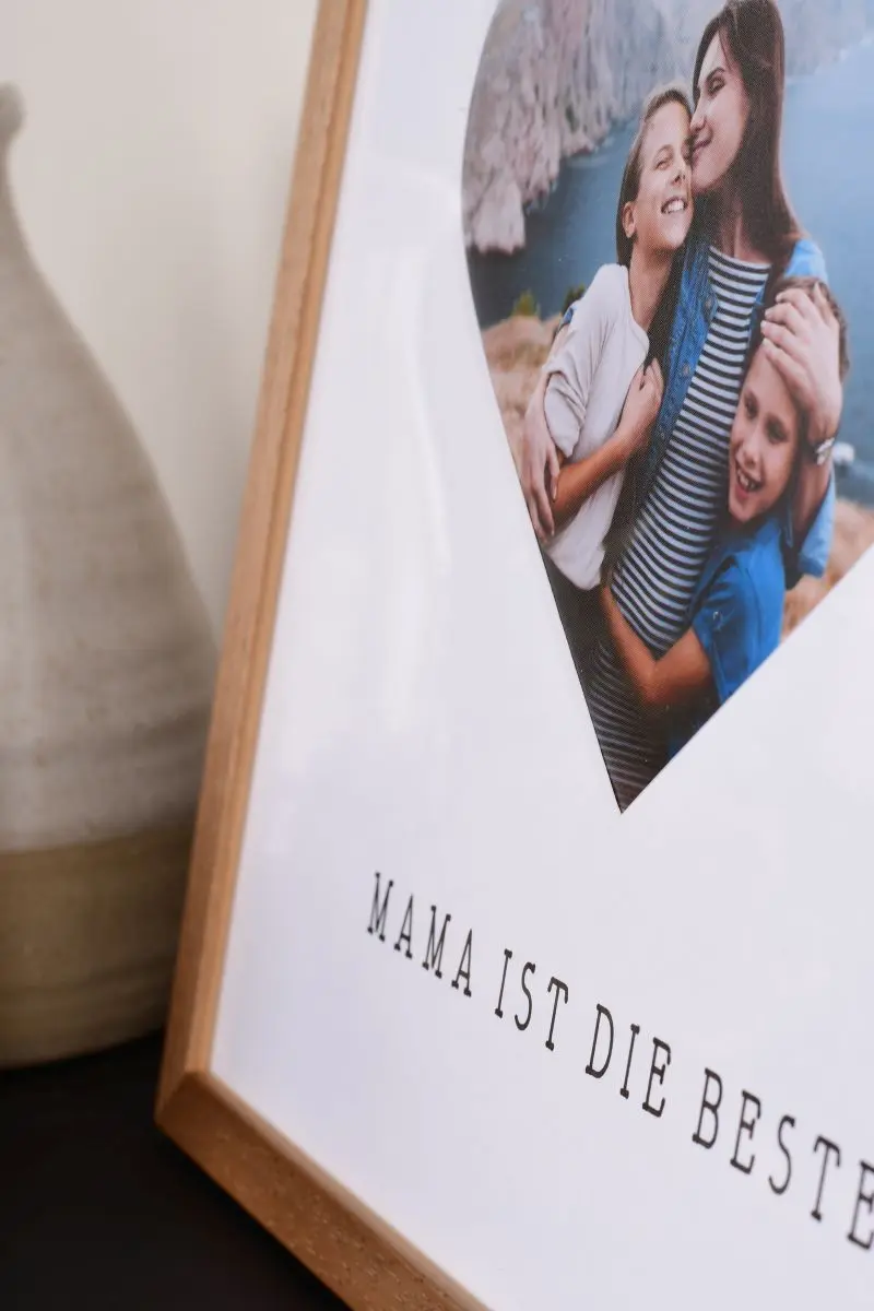 Gros plan de ton cadre photo 30x30 cm en bois de chêne, avec un passe-partout cœur, le cadeau parfait pour ta Maman.
