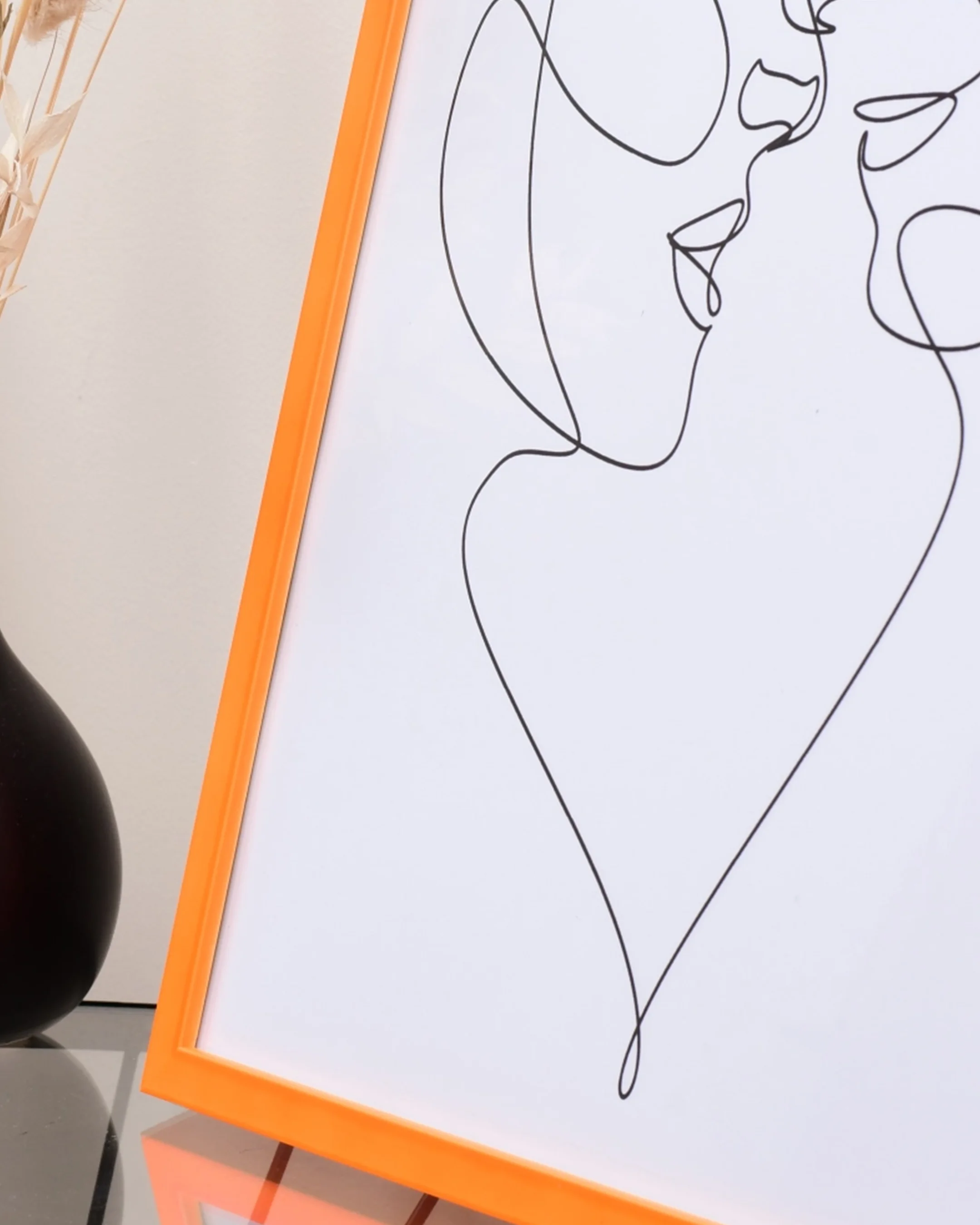 Cadre néon en bois Bonnie orange dans un intérieur