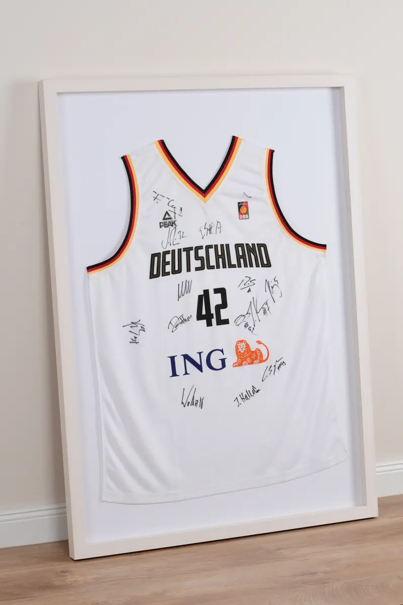 Découvre chez MonCadrePréféré notre cadre maillot blanc pour exposer fièrement ton maillot de basket préféré. Protège et valorise tes souvenirs sportifs.