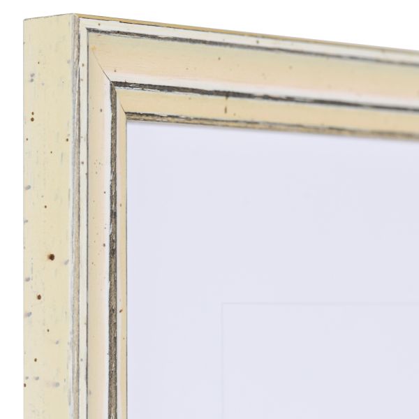 Découvre l'angle d'un cadre photo MonCadrePréféré Luise, blanc mat et poreux, au look vintage avec peinture vieillie aux bords.