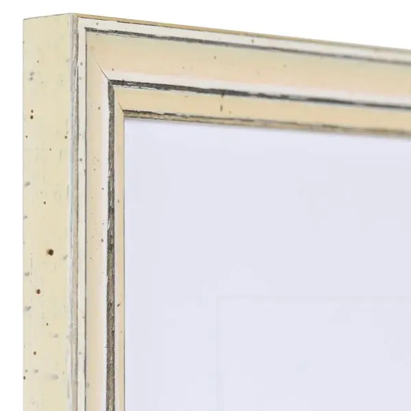 Découvre l'angle d'un cadre photo MonCadrePréféré Luise, blanc mat et poreux, au look vintage avec peinture vieillie aux bords.