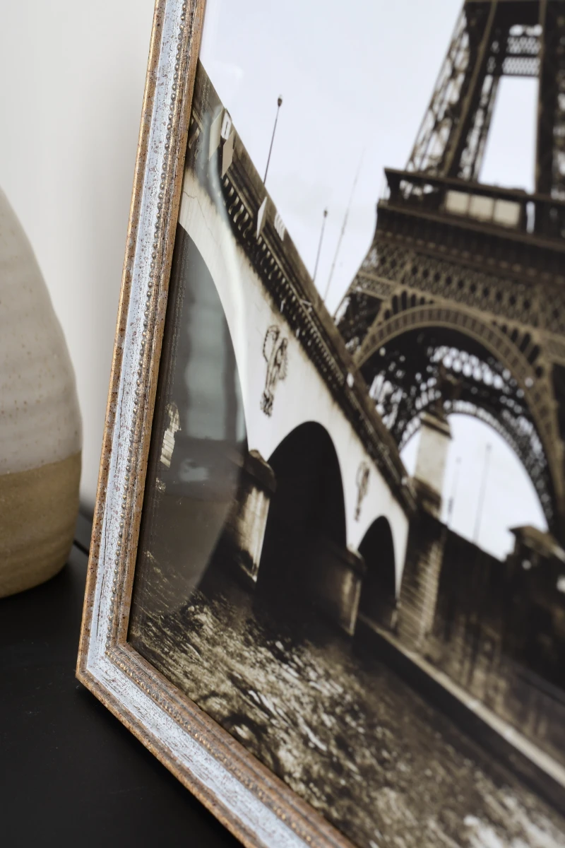 Voici le cadre photo Naomi en bois blanc de MonCadrePréféré. Une nahaufnahme détaillée qui sublimera tes photos dans ton salon.
