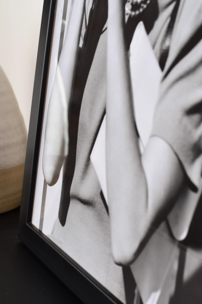 Ce cadre photo en bois Paula noir de MonCadrePréféré, présenté en gros plan dans un intérieur cosy. Idéal pour mettre en valeur tes souvenirs.