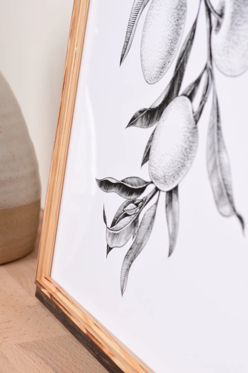 Admire le cadre photo en bois Elena wengé de MonCadrePréféré, parfait pour tes photos dans un intérieur stylé. Gros plan.