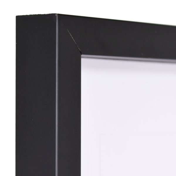 Découvre la vue détaillée du coin de ton cadre photo A4 noir MonCadrePréféré, avec sa surface lisse et son design épuré.