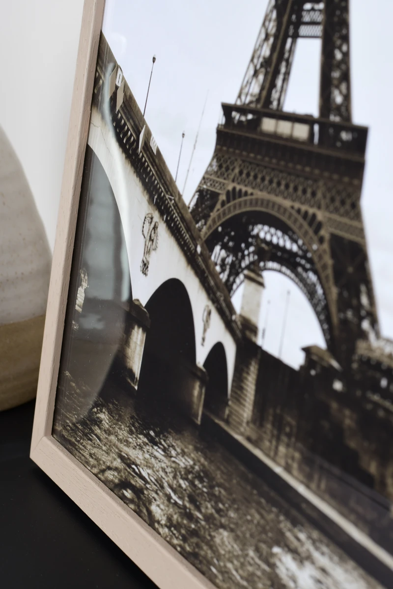 Aperçu détaillé du cadre photo Nele en bois miel, présenté dans un intérieur chaleureux. Idéal pour ta déco murale, MonCadrePréféré pour toi.