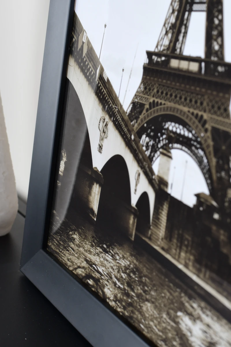 Ce cadre photo en bois Nora noir sublime ton intérieur avec élégance. Un gros plan parfait pour voir la qualité MonCadrePréféré.