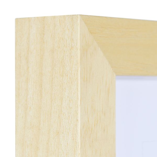 Aperçu de l'angle de ce cadre photo en bois naturel. Il est laqué à pores ouverts, offrant une belle profondeur pour tes œuvres.