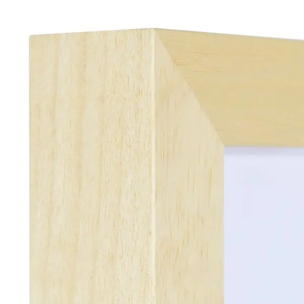 Aperçu de l'angle de ce cadre photo en bois naturel. Il est laqué à pores ouverts, offrant une belle profondeur pour tes œuvres.