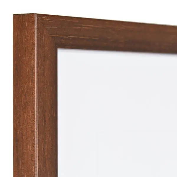 Découvre le coin du cadre en bois Helena de MonCadrePréféré, marron foncé. Sa surface lisse et laquée révèle la belle structure du bois.