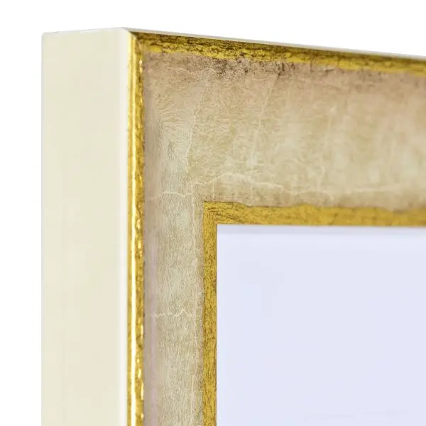 Vue du coin d'un cadre baroque en bois couleur miel, à gorge plate et look rétro. Trouve le tien chez MonCadrePréféré !