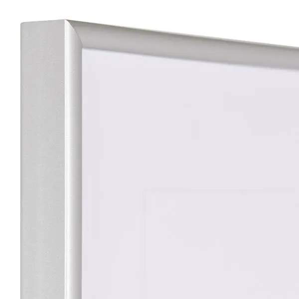 Découvre la vue de coin de ce cadre photo en plastique fin, aspect alu, avec un profil semi-rond chez MonCadrePréféré.