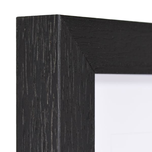 Angle de ce cadre photo en bois noir Philippa. Laque à pores ouverts, structure bois visible et tactile pour MonCadrePréféré.