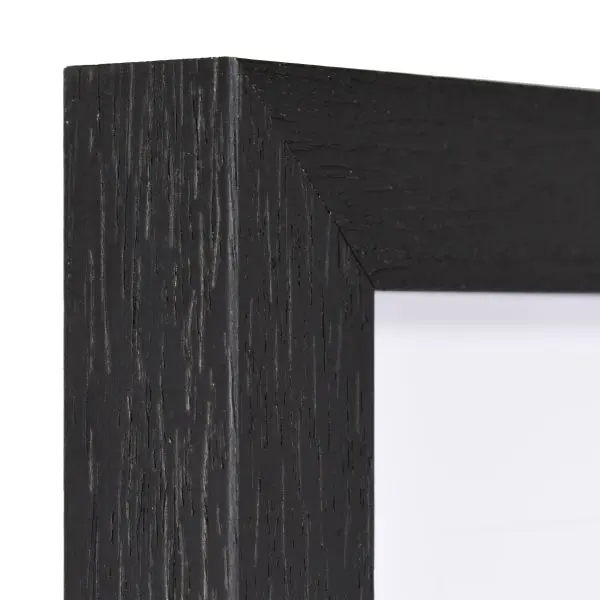 Angle de ce cadre photo en bois noir Philippa. Laque à pores ouverts, structure bois visible et tactile pour MonCadrePréféré.