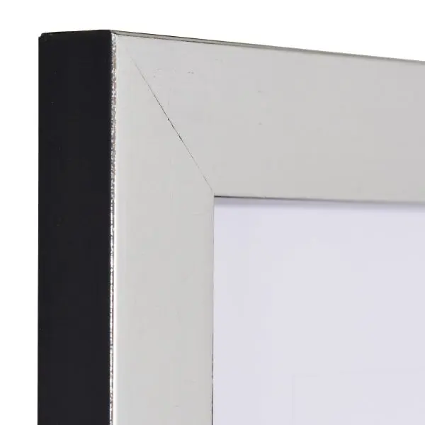 Découvre cette vue détaillée de l'angle de ton cadre MonCadrePréféré, solide, argenté brillant, avec une bordure noire distinctive.