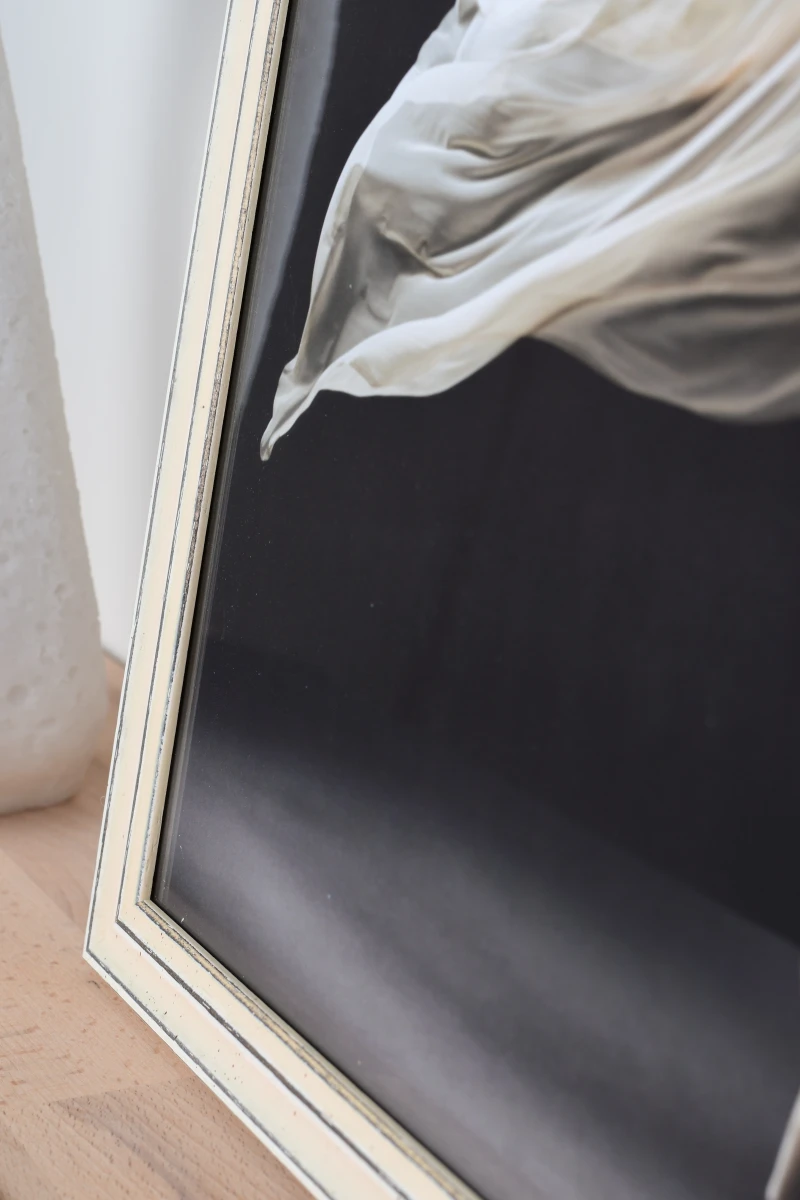 Ce cadre photo Luise en bois blanc s'intègre parfaitement dans ton intérieur. Un gros plan qui met en valeur son élégance. Choisis MonCadrePréféré!