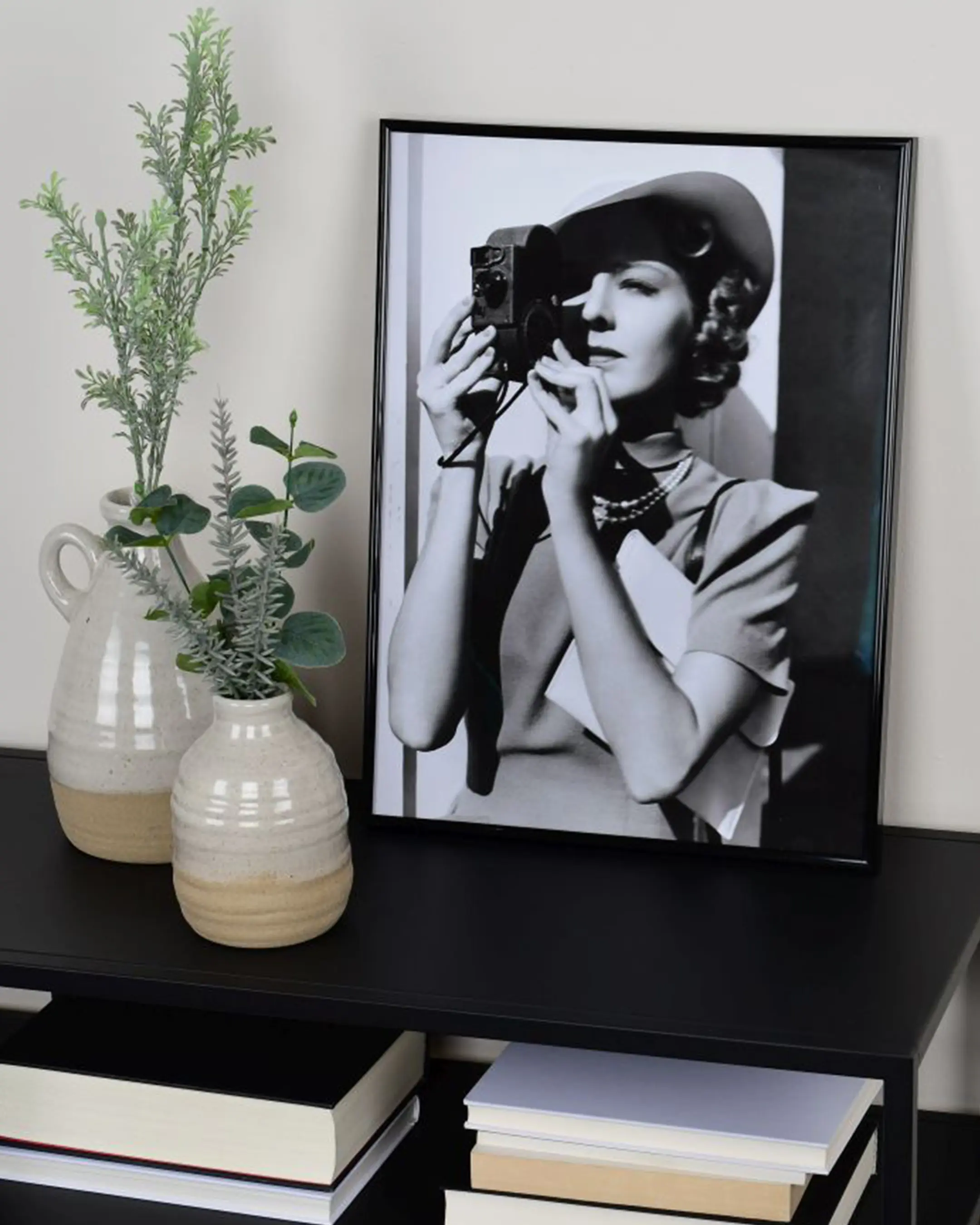 Cadre en plastique Sara noir dans un intérieur