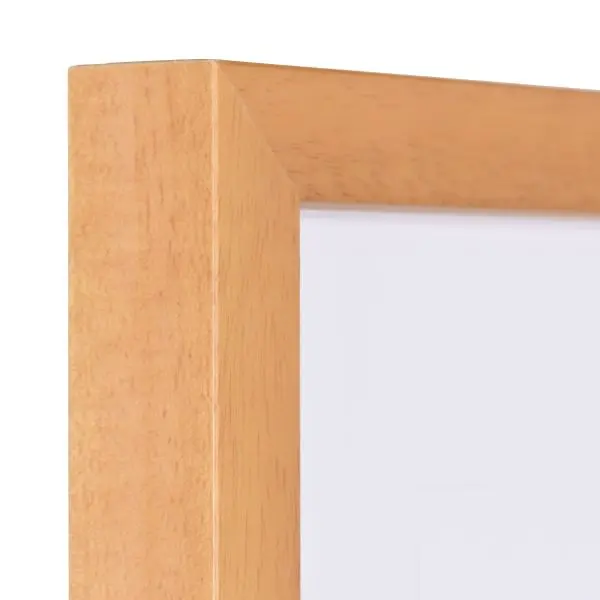 Découvre l'angle d'un cadre photo MonCadrePréféré en bois couleur miel, avec sa surface lisse et son design épuré.