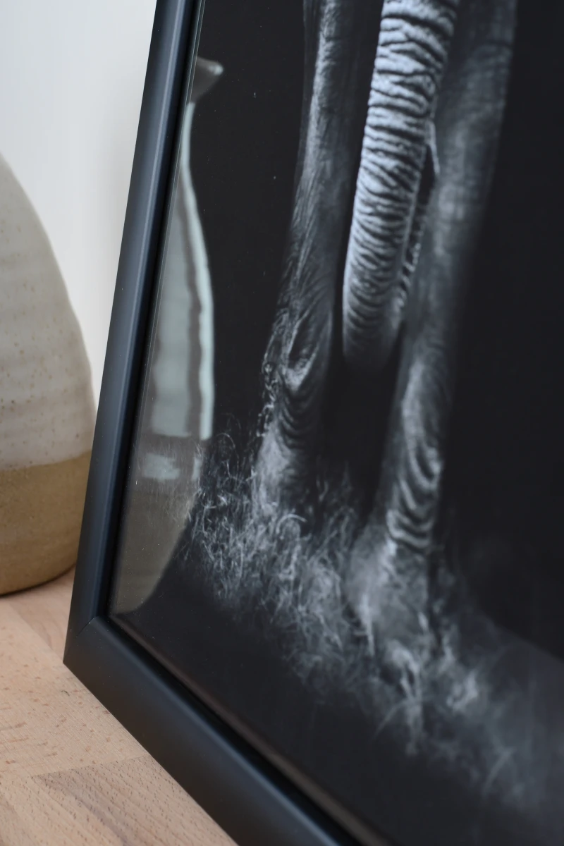 Ce cadre photo bois Greta noir de MonCadrePréféré, en gros plan, s'intègre parfaitement à ton intérieur moderne.