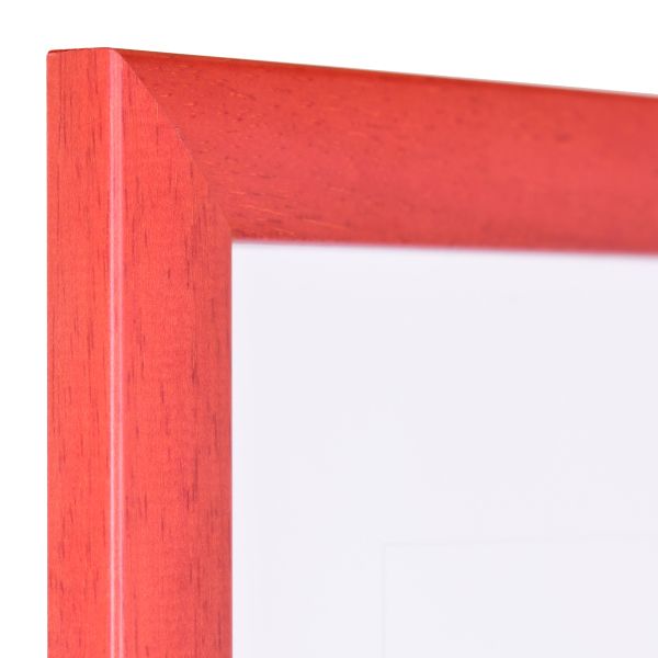 Observe l'angle de ton cadre photo en bois Greta, coloris rose saumon. Il possède des bords légèrement arrondis, pour un rendu doux.