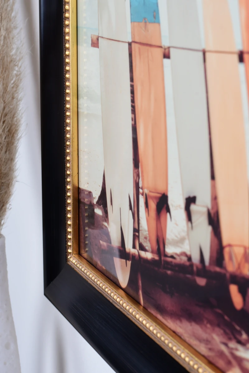 Découvre le cadre photo en bois Valentina noir de MonCadrePréféré, présenté en gros plan dans un salon moderne. Idéal pour tes photos.
