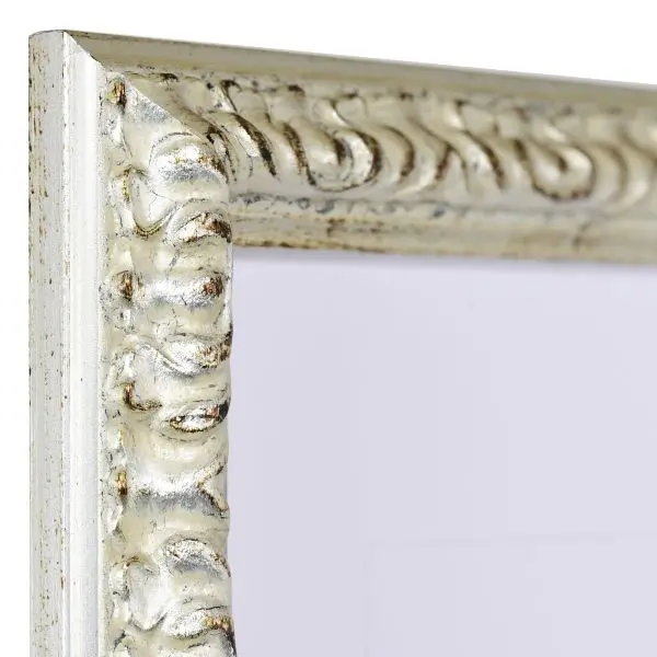 Vue détaillée de l'angle de ton cadre photo Daria MonCadrePréféré en bois argenté, baroque et orné de motifs floraux.