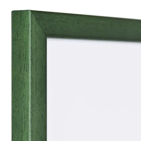 Vue du coin d'un cadre photo étroit vert sapin, avec une structure en bois visible et une surface lisse.