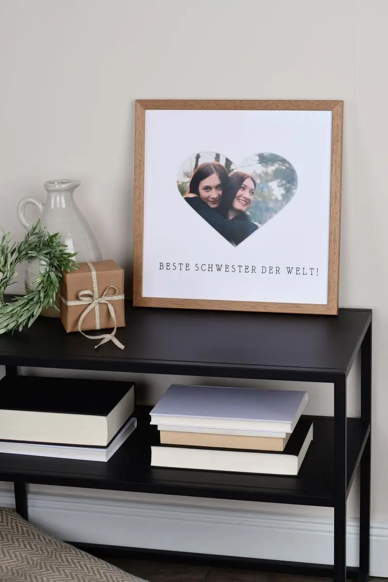 Cadre photo MonCadrePréféré 30x30 en chêne avec passe-partout cœur. Idéal pour ta sœur, décore ton intérieur.