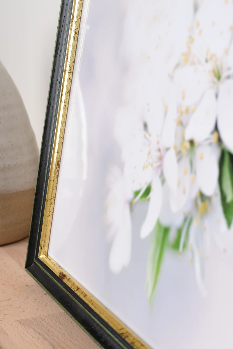 Regarde ce cadre photo Annelie en bois vert. Ce gros plan de MonCadrePréféré te montre comment il s'intègre parfaitement dans ton intérieur.