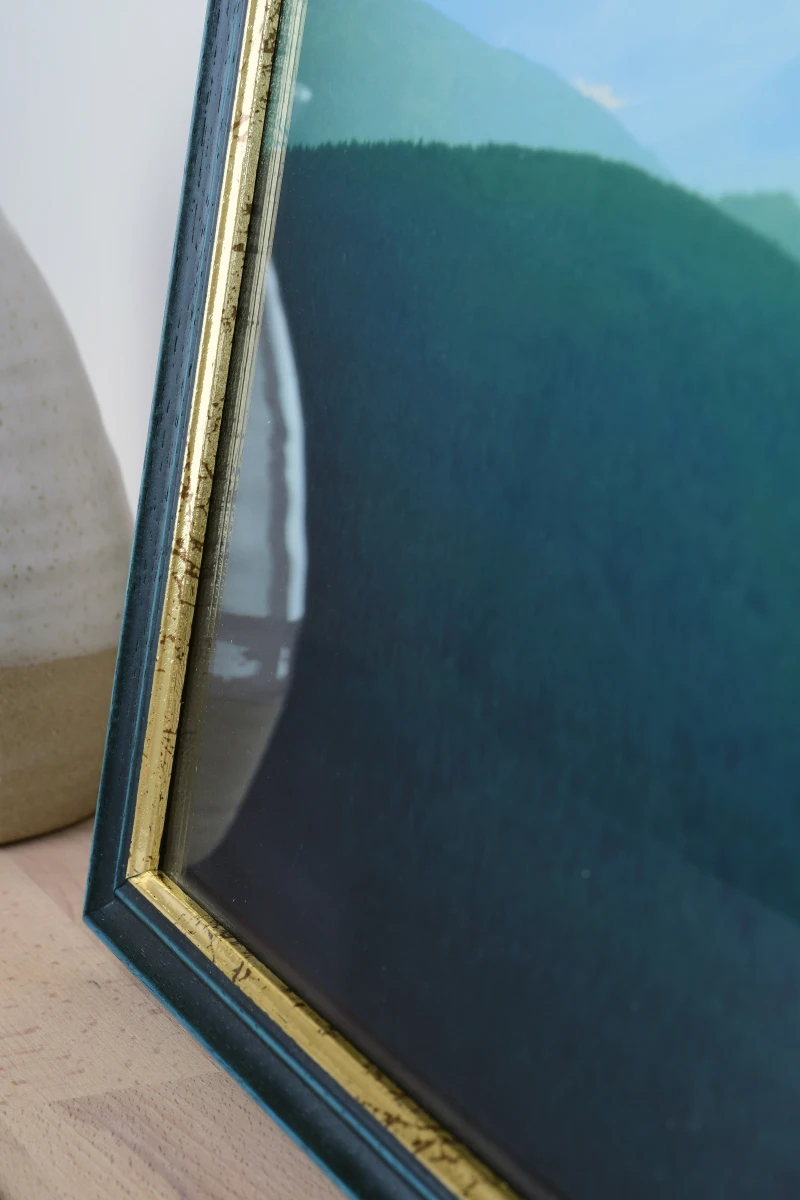 Découvre le cadre photo en bois Annelie bleu, un gros plan parfait pour ton intérieur avec MonCadrePréféré.