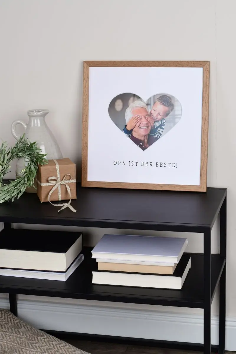 Cadre photo 30x30 cm en chêne avec passe-partout cœur, parfait pour offrir à grand-père. Idéal pour ton intérieur MonCadrePréféré.