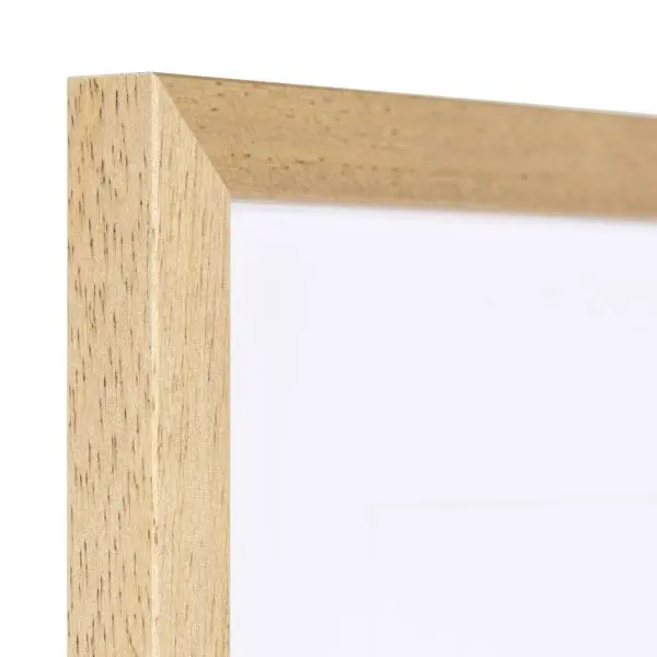 Découvre le coin de ton cadre en bois MonCadrePréféré couleur chêne. Admire sa structure du bois et sa bordure étroite.