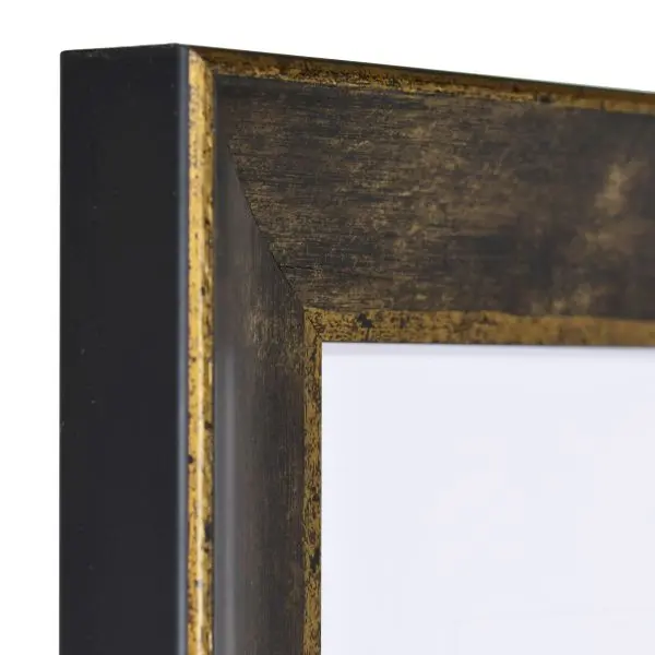Détail de l'angle d'un cadre photo en bois noir au style baroque et look rétro. Avec sa gorge plate, c'est ton MonCadrePréféré idéal !