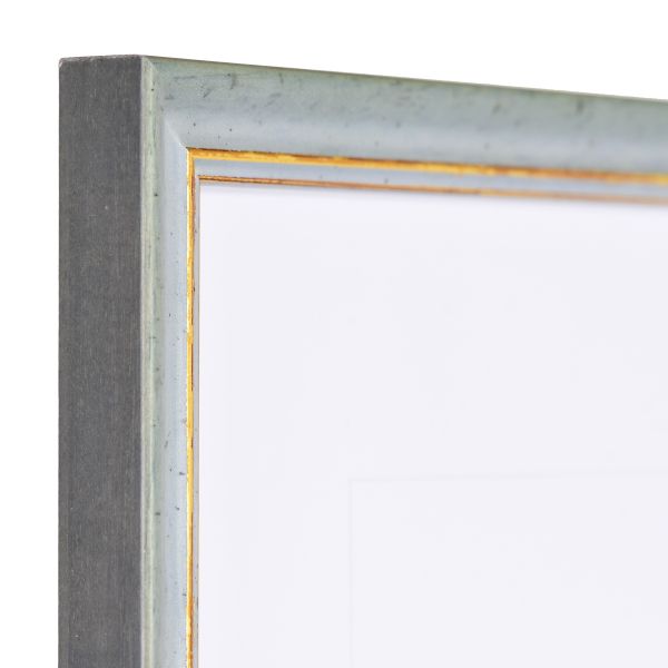 Angle du cadre bois Alma bleu vintage, surface légèrement rugueuse et bordure dorée. Ton style chez MonCadrePréféré.