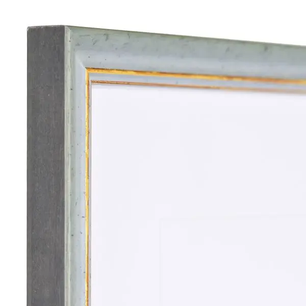 Angle du cadre bois Alma bleu vintage, surface légèrement rugueuse et bordure dorée. Ton style chez MonCadrePréféré.