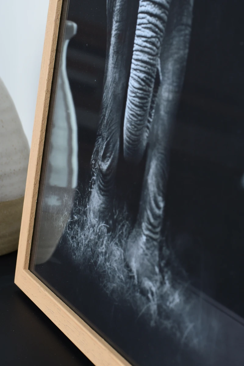 Cadre photo en bois Nele chêne, présenté dans ton salon. Vue rapprochée de ce cadre de MonCadrePréféré pour tes souvenirs.