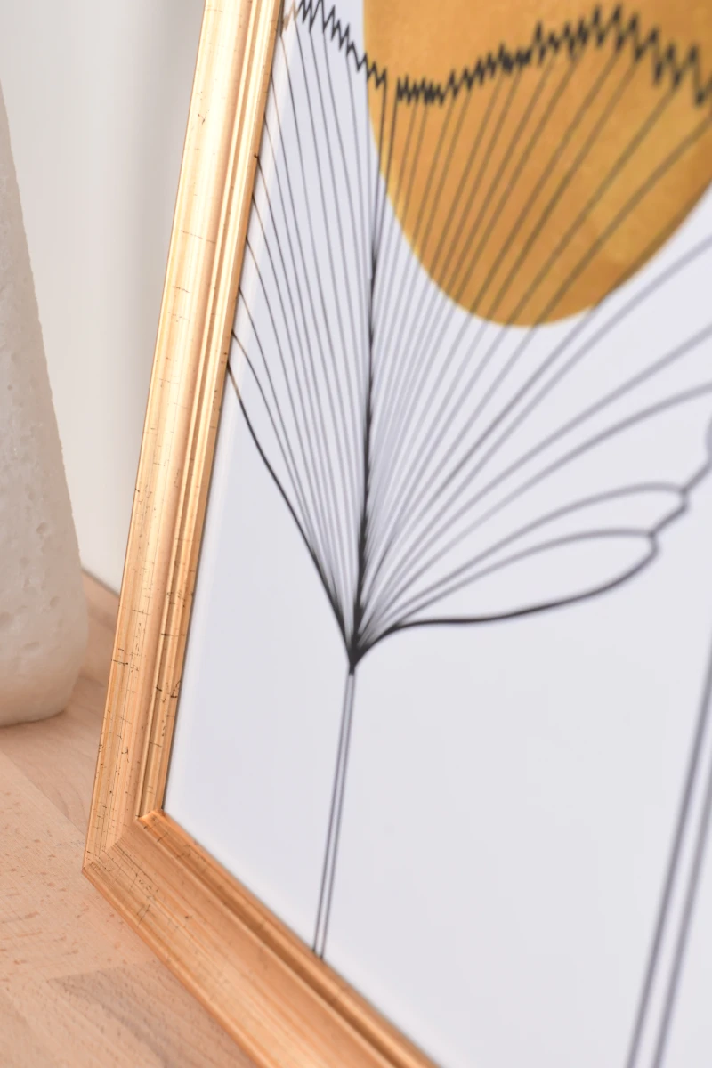 Découvre notre cadre photo en bois Kaja, couleur or vieilli, dans ton intérieur. Son gros plan révèle la qualité MonCadrePréféré.