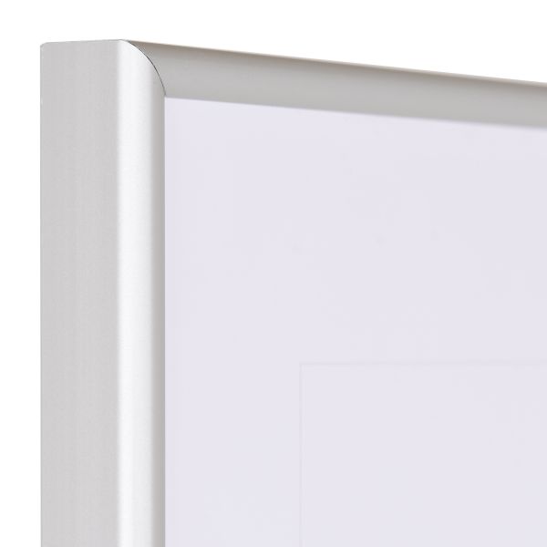 Découvre l'angle élégant de ce cadre MonCadrePréféré en aluminium anodisé argenté, au profil demi-rond robuste.