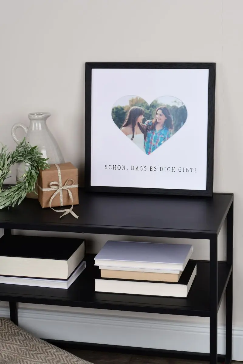 Cadre photo noir 30x30 avec un passe-partout en forme de cœur, idéal pour tes cadeaux. Décore ton intérieur avec MonCadrePréféré.