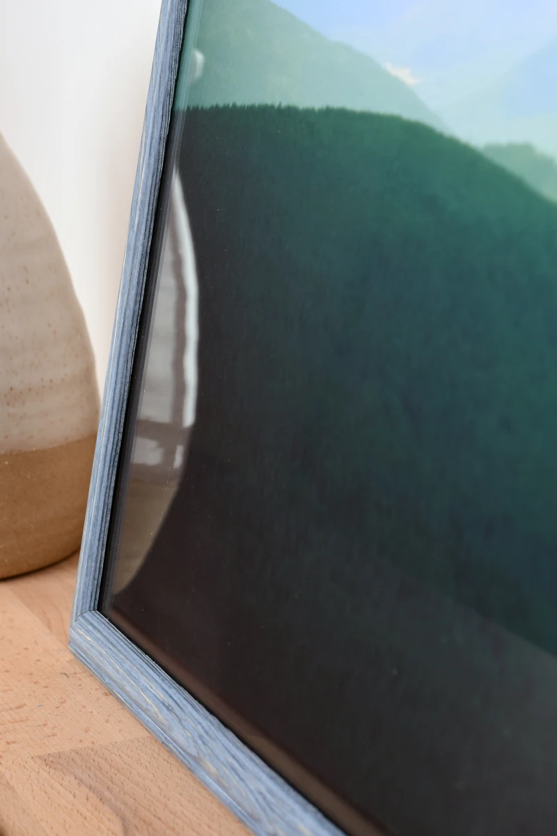 Gros plan sur ton cadre photo Finja en bois anthracite MonCadrePréféré. Parfait pour ton intérieur, il met tes souvenirs en valeur.