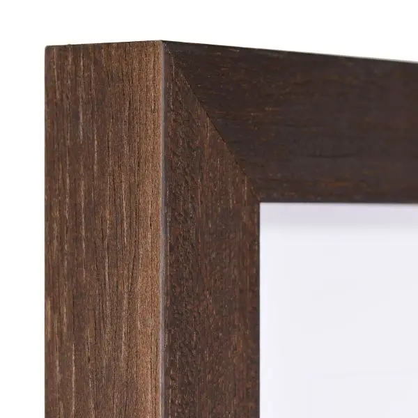 Vue du coin d'un cadre en bois brun foncé Philippa. Sa finition laquée à pores ouverts révèle une structure bois visible et tactile.