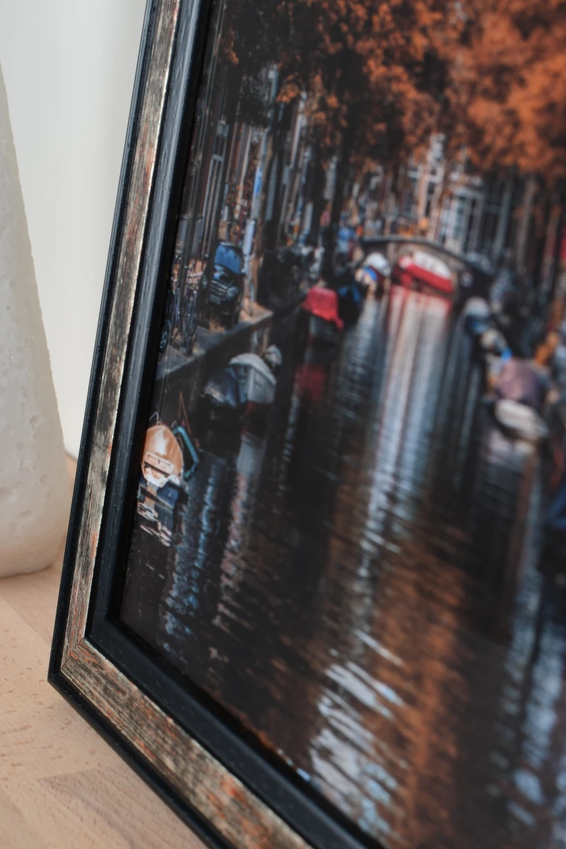Cadre photo en bois Merle noir de MonCadrePréféré, idéal pour ta déco. Gros plan d'un modèle élégant intégré dans un intérieur moderne.