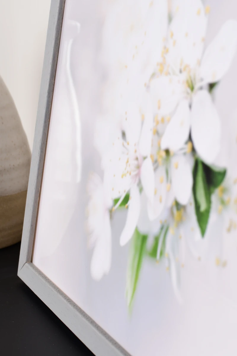 Ton cadre photo Nele en bois gris clair de MonCadrePréféré, sublimé en gros plan dans un intérieur moderne. Parfait pour ta déco.
