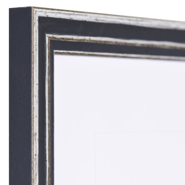 Découvre ce cadre Luise gris mat en bois. Son aspect ouvert et les bords usés lui donnent un style vintage parfait pour toi MonCadrePréféré.