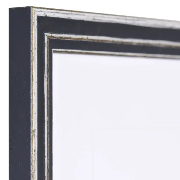 Découvre ce cadre Luise gris mat en bois. Son aspect ouvert et les bords usés lui donnent un style vintage parfait pour toi MonCadrePréféré.
