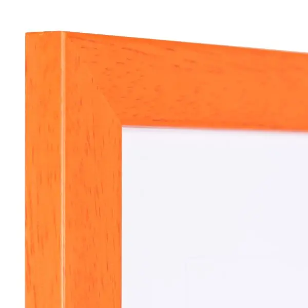 Découvre l'angle du cadre photo en bois orange Emma chez MonCadrePréféré. Sa structure bois visible, surface lisse et profil épuré t'attend.