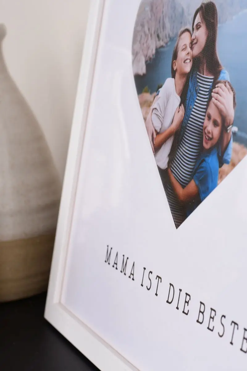 Découvre ce gros plan exclusif de ton cadre photo blanc 30x30 MonCadrePréféré, avec son passe-partout cœur idéal pour Maman.
