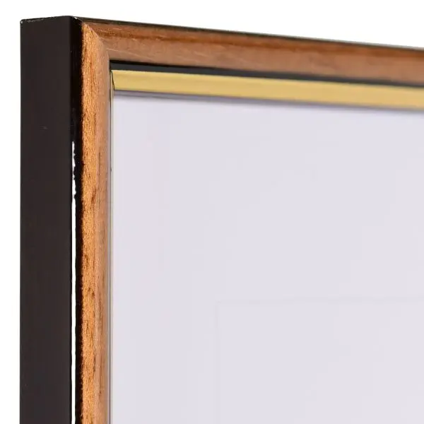 Visualise l'angle détaillé de ce cadre photo en bois couleur miel avec sa finition dorée intérieure. Ton prochain cadre MonCadrePréféré.